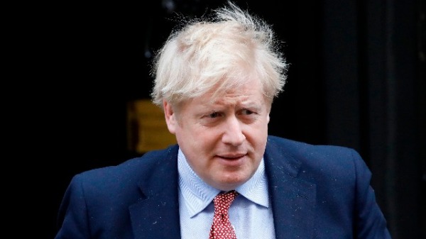 英国政府今日（12日）发表声明宣布，英国首相约翰逊（Boris Johnson）已经出院，但不会立即返回工作岗位。目前约翰逊已前往乡间居所暂住休养。