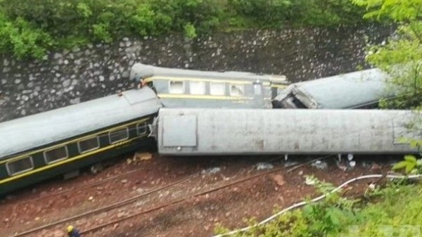 濟南開往廣州火車在湖南出軌側翻車頭著火。（圖片來源：網路）