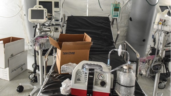 福特汽車將與通用電氣的醫療保健部門合作，在100天內在密歇根州工廠生產5萬臺呼吸機。圖為紐約中央公園建立的野戰醫院內的呼吸機和醫療設備。（圖片來源：Stephanie Keith/Getty Images）
