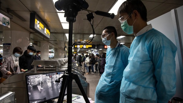臺灣抗疫被全球多國稱讚是世界頂尖，圖片為2020年3月19日台北捷運職員用一台熱掃描儀監視乘客的溫度。