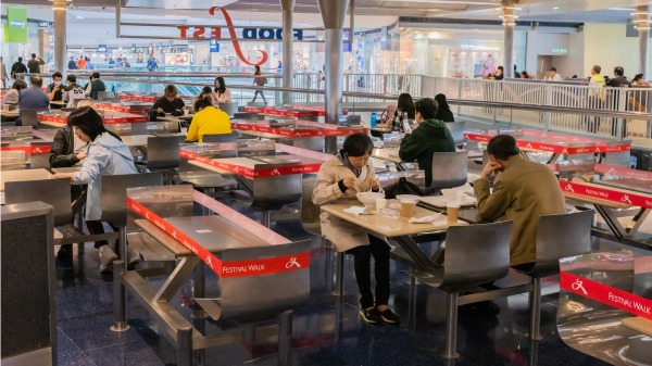 香港顧客在食堂內有膠帶的位子上就座，以確保人們的社交距離。（圖片來源：Billy H.C. Kwok/Getty Images）