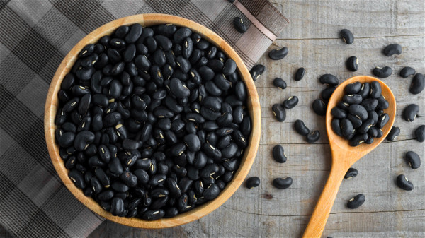 黑豆粥适用于各型老花眼患者，常吃还有防治高血压、增强老年人体质的作用。