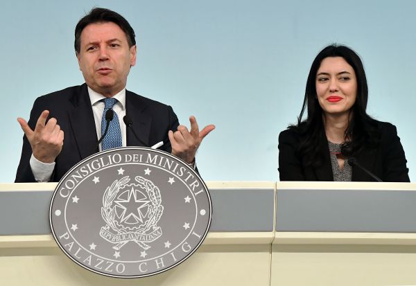 2020年3月4日举行的部长会议上，意大利总理孔特和公共教育部长Lucia Azzolina在新闻发布会上发表了讲话。