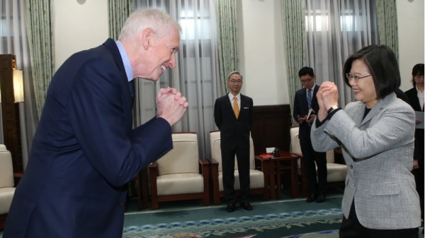 蔡英文（右）上午在总统府接见了AIT理事主席莫健（左）等一行人。