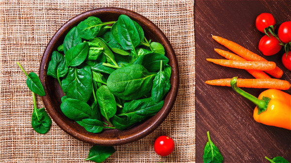 菠菜富含叶绿素，有助于疏肝理气、舒缓压力、提高人体免疫力。