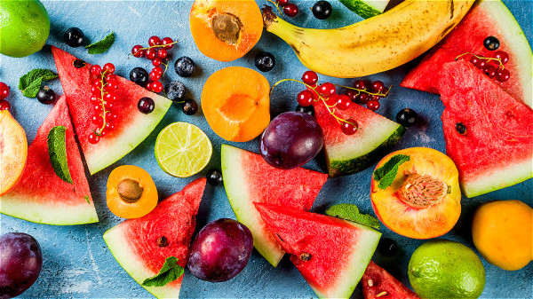 成人每日的水果摄入量在200克～400克，基本就是一天吃半斤水果。