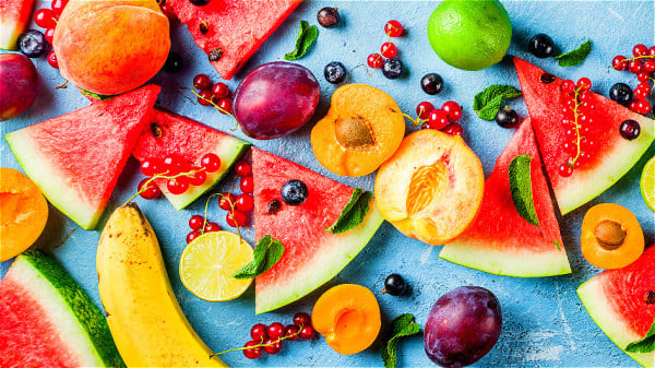 在吃饱的情况下吃水果都是在给身体增加负担，不利于消化。