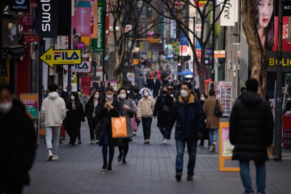 2020年3月6日，韓國首爾明洞購物區街道上的人們大多戴著口罩。