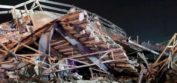 泉州酒店倒塌至少10死23人失联疑改造工程致梁柱变形
