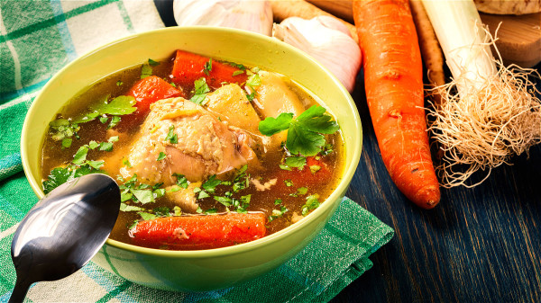 鸡汤对于感冒的人来说，有很好的舒缓作用，还能同时补充水分。
