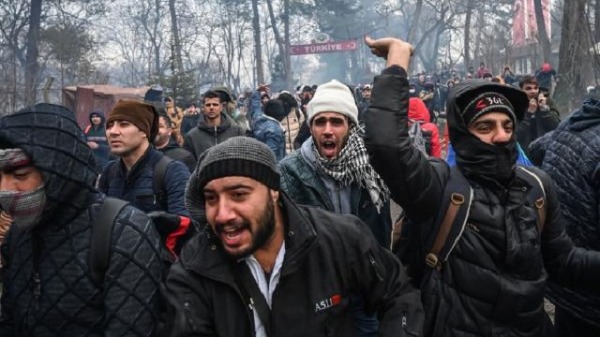 在土耳其開放邊界後，2月29日，數以萬計的移民抵達希臘邊界試圖進入歐洲。