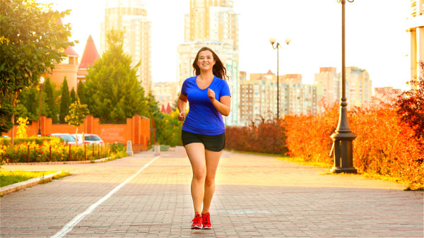 肥胖者宜长距离疾步走，可使血液内的游离脂肪酸充分燃烧，从而减轻体重。