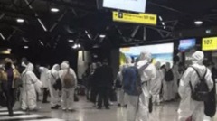 不吃不動防護衣加尿片親歷者講述回國經歷(組圖)