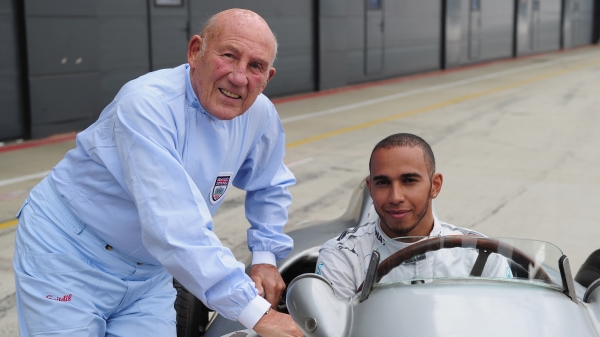 英国传奇赛车手史特灵・莫斯（Stirling Moss）（图左）因胸腔感染病逝，享耆寿90岁。