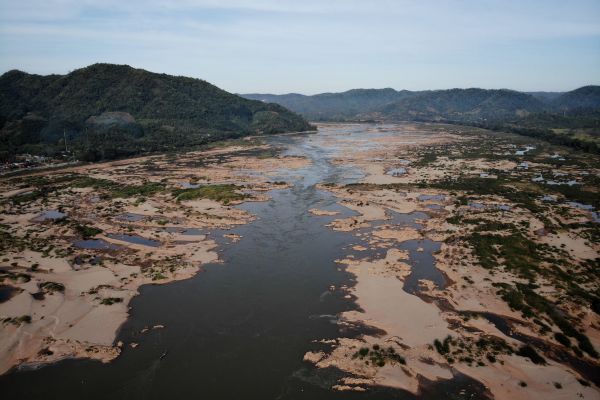 2019年10月31日拍摄的航拍照片显示了泰国东北部湄公河因上流筑坝导致水位降低。