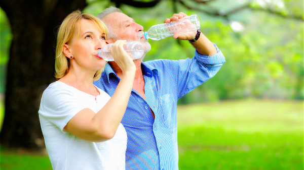 要養成主動喝水習慣，口渴時才喝水，這會損害腎臟健康。