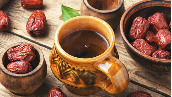 体质虚寒者可用黄耆、桂圆、红枣等泡茶饮用。