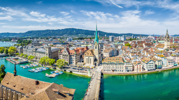 網友分別從四個角度分析瑞士為何能變成永久中立國。資料照。