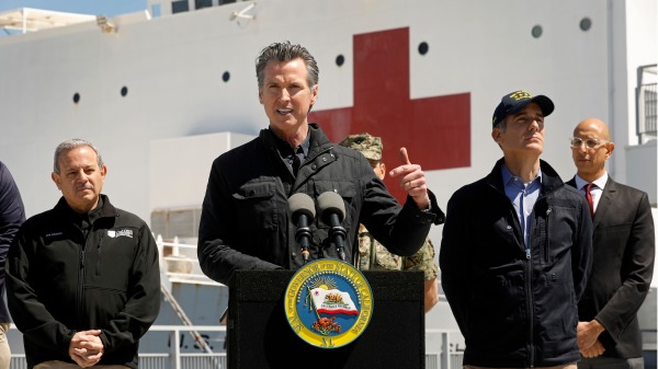 3月27日，加州州长纽瑟姆（Gavin Newsom）在一艘美军医疗船前，举行武汉肺炎疫情记者会。