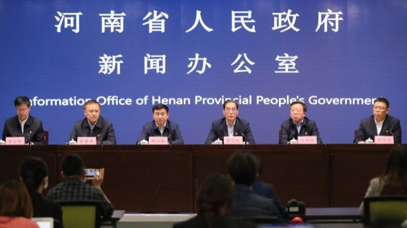 河南省4月15日召開疫情防控新聞發布會，與會所有發言人皆「未戴口罩」