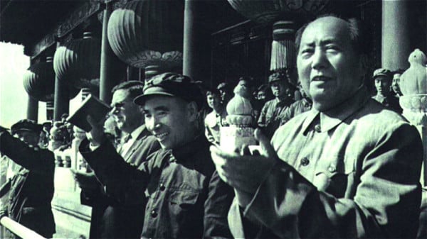 1966年10月1日国庆典礼上毛泽东、林彪在天安门广场上接见红卫兵