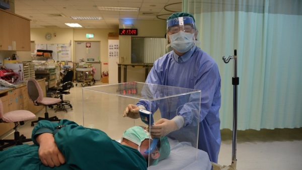 台湾医师赖贤勇为保护第一线医护人员设计的“防疫箱”，让加国企业界与医界联手打造“COVID盒”，现正募款集资赶工制造。