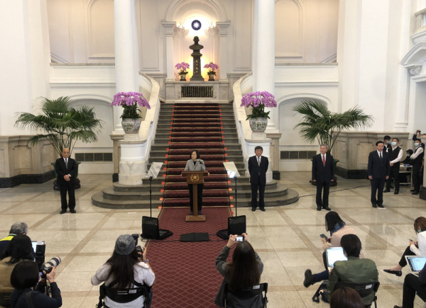總統蔡英文1日在總統府敞廳談話期間，台上的官員都保持著防疫社交距離。