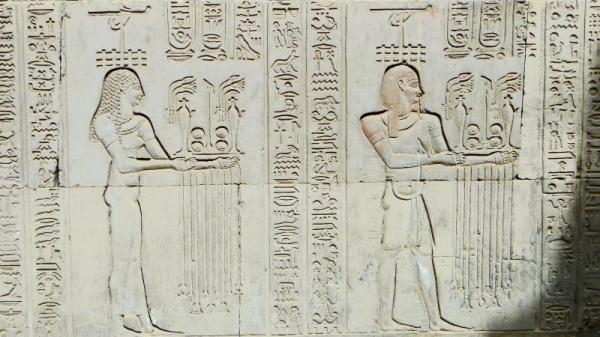 在古埃及的神秘历法中，时常根据对天文观测的记载来划分日期。