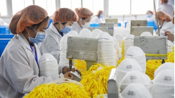 這張攝於2020年2月28日的照片顯示，工人在河北北部邯鄲一家工廠生產口罩。