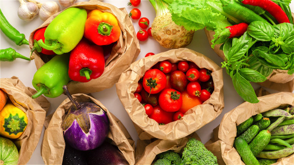 多吃蔬菜水果可以預防便秘，避免便秘壓迫攝護腺。