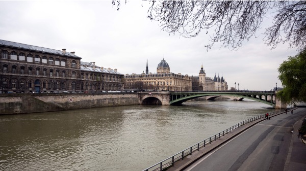 日前法国巴黎市政府在市内的非饮用水中发现微量的病毒痕迹，为安全起见，政府下令停止使用市内的非饮用水网络。