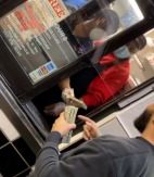 疫情下男子揣几万美金到快餐店不是买餐而是……(图)