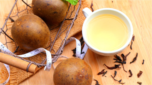 罗汉果泡茶具有清热解毒、化痰止咳，养声润肺的作用。