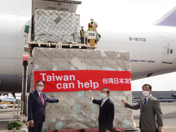 日本首相安倍晋三对台湾捐赠口罩一事表达感谢。台湾民间团体也纷纷捐防疫物资，感动日本民心。
