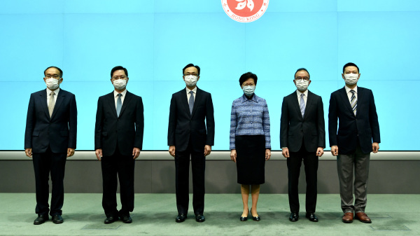 4月22日，香港特首林郑月娥（右三）率五名新局长亮相。（图片来源：香港政府新闻处）