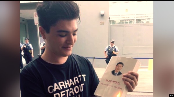 2020年2月，澳大利亞昆士蘭大學學生德魯．帕夫洛（柏樂志）在位於悉尼的中國大使館前點燃了一本《習近平治國理念》。