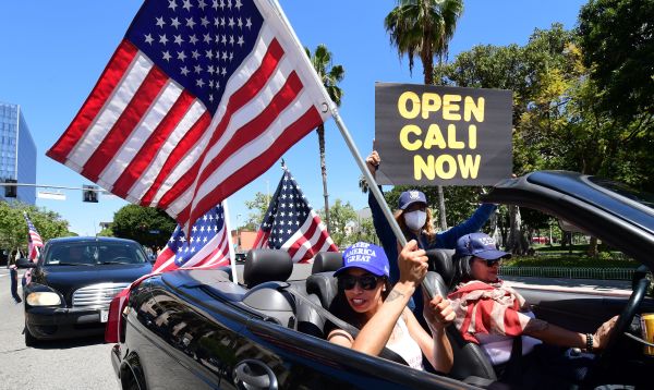 4月22日，加州民眾上街示威，要求取消社會隔離令，重開加州。（圖片來源：FREDERIC J. BROWN/AFP/Getty Images）