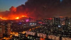 青島小珠山突發大火燒向城市街道大批居民撤離（視頻）(圖)