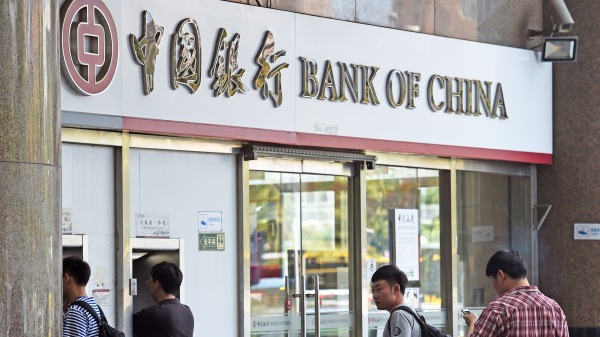 繼前香港立法會議員許智峯和家人銀行帳戶遭銀行等金融機構凍結後，目前被關押在深圳的12港人之一，鄧棨然在中國銀行的帳戶也遭凍結。（圖片來源：Getty Images）