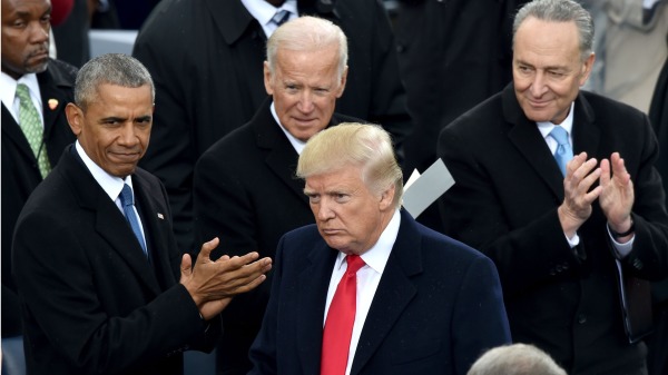 川普、歐巴馬和拜登在2017年美國總統就職典禮上（圖片來源：PAUL J. RICHARDS/AFP/Getty Images）