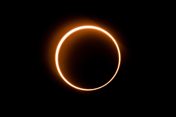 图为：从2019年12月26日从马来西亚丹戎Pi爱看到的罕见的“火环”日食中，月亮在太阳前移动。