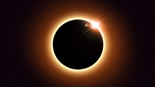 日环食是一种天文现象，只在月球运行至太阳与地球之间时发生，天空出现如一枚“金戒指”的奇观