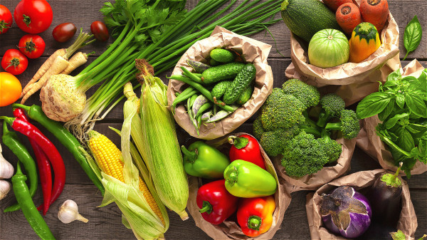 蔬菜、水果富含维生素C、矿物质与抗氧化营养素，可增强身体抗氧化力。