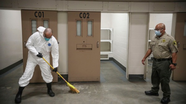 圣地亚哥一所监狱内进行清洁和消毒工作。（图片来源：Sandy Huffaker/Getty Images）