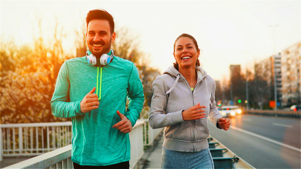 堅持有氧運動，如慢跑或快走等，能促進大腦血管的流通，利於健腦。