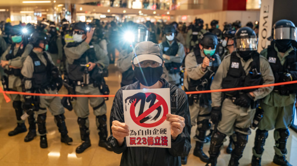 一位香港市民手舉單張示威，反對23條立法。（圖片來源：Getty Images）