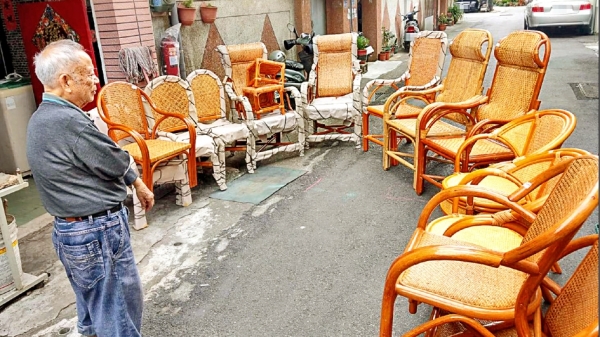 藤椅师傅张俊男拒绝慈善团体的捐助，坚持贩售手工编织的藤椅，为爱妻赚取医药费。