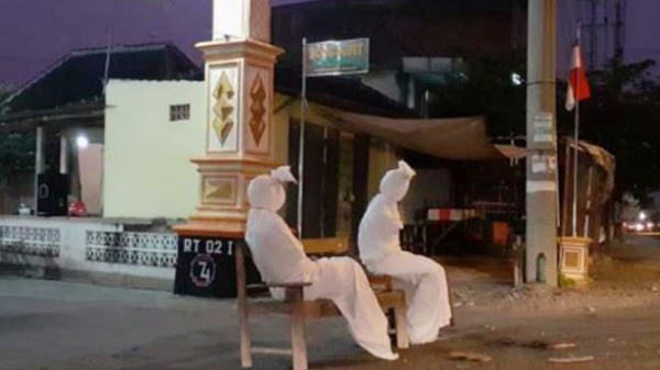 印尼地方当局出奇招防疫——让人假扮幽灵“Pocong”。