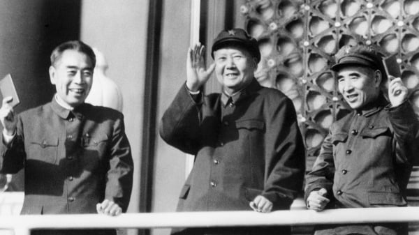 周恩来与毛泽东和林彪一起在天安门的合照。