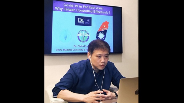 醫師黃致錕受邀參加國際減重外科俱樂部視訊會議，他是唯一受邀的台灣醫師，並於會上分享台灣防疫成果。
